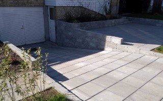 Total renovering af forhave i Brønshøj. 30x30cm beton fliser samt trappe, støttemur i herregårds makro blokke.